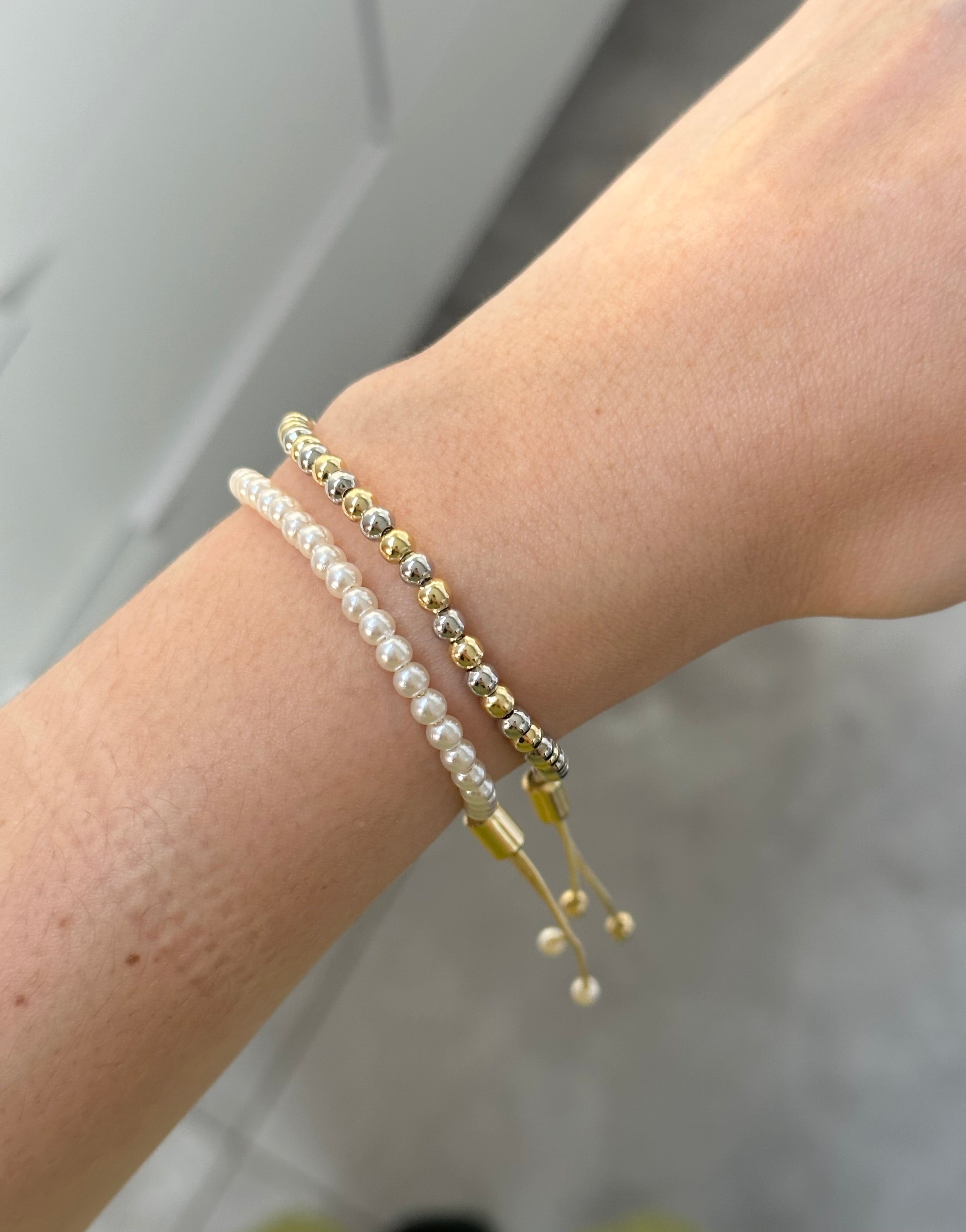 Pulsera de perlas y balines