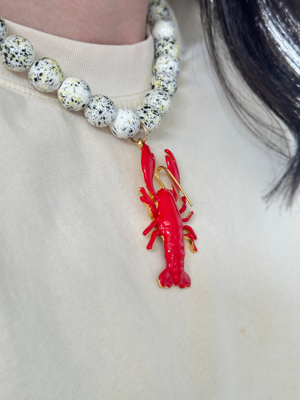 Collar blanco con manchas y langosta