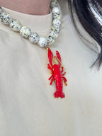 Collar blanco con manchas y langosta