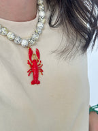 Collar blanco con manchas y langosta
