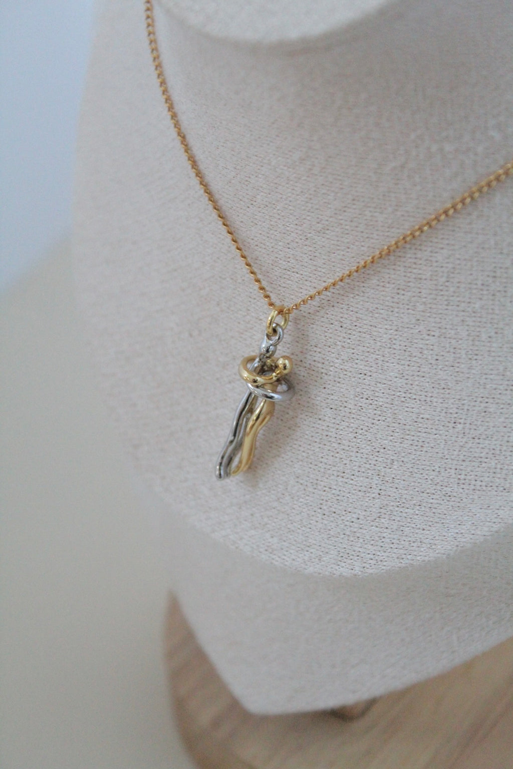 Abrazo eterno necklace