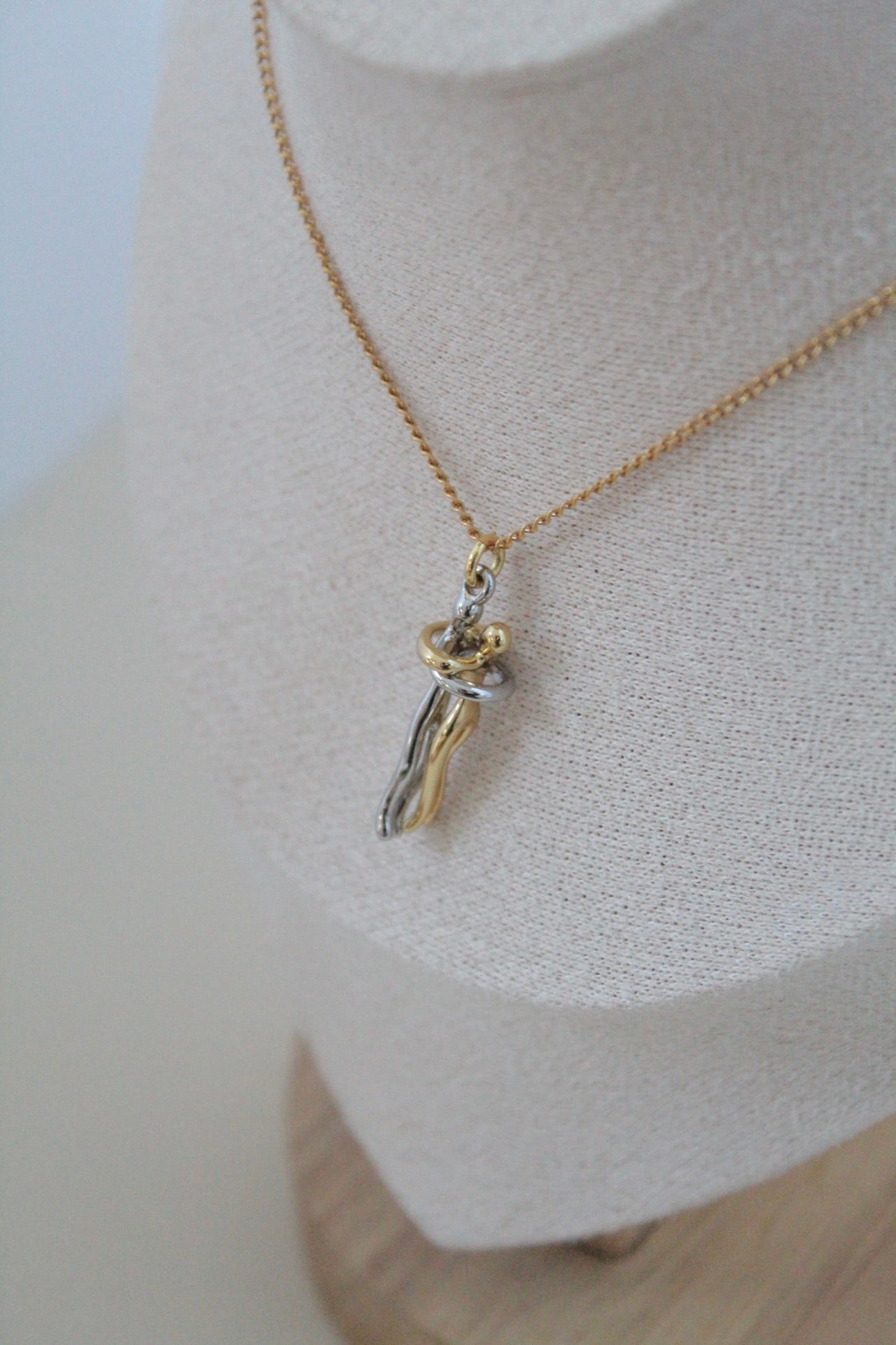 Abrazo eterno necklace