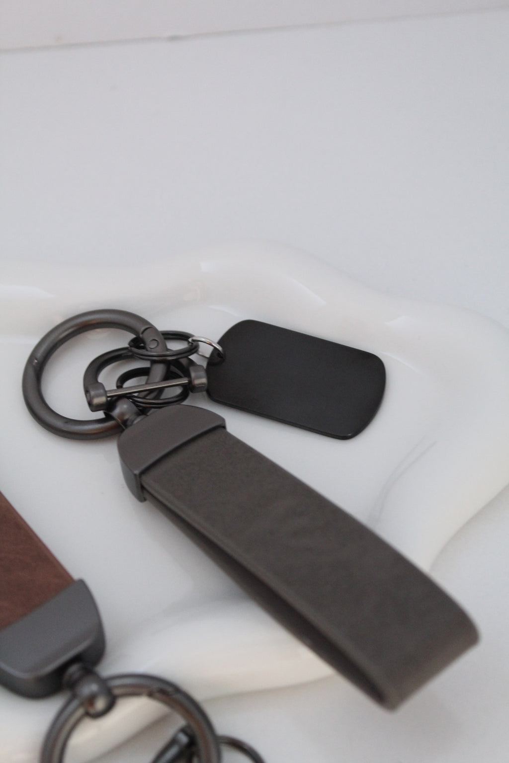 Llavero de cuero con placa negra