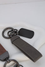 Llavero de cuero con placa negra