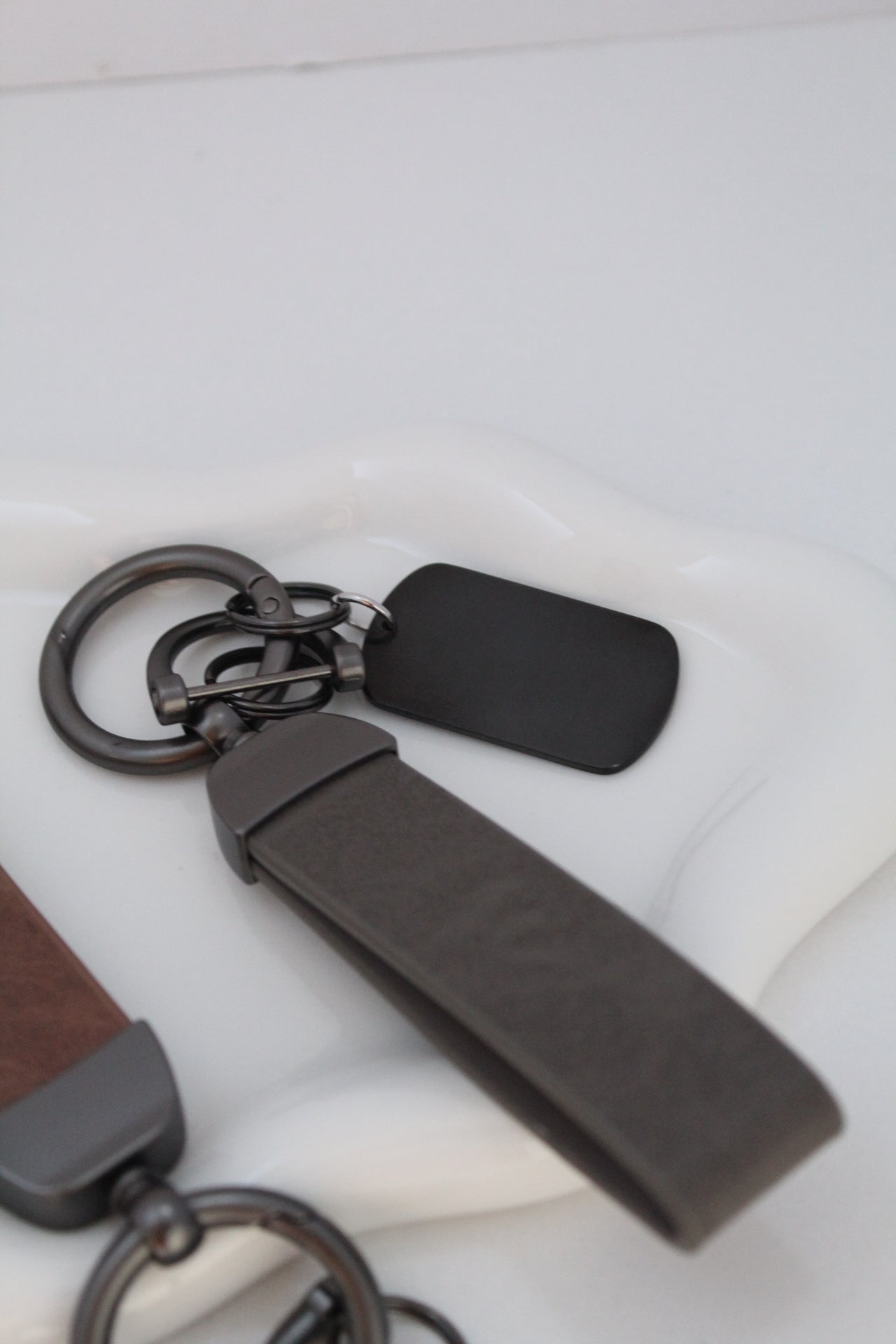 Llavero de cuero con placa negra