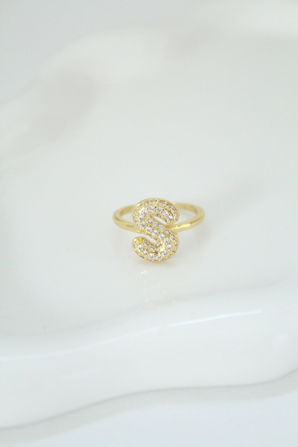 Anillo de letra (con zirconias)