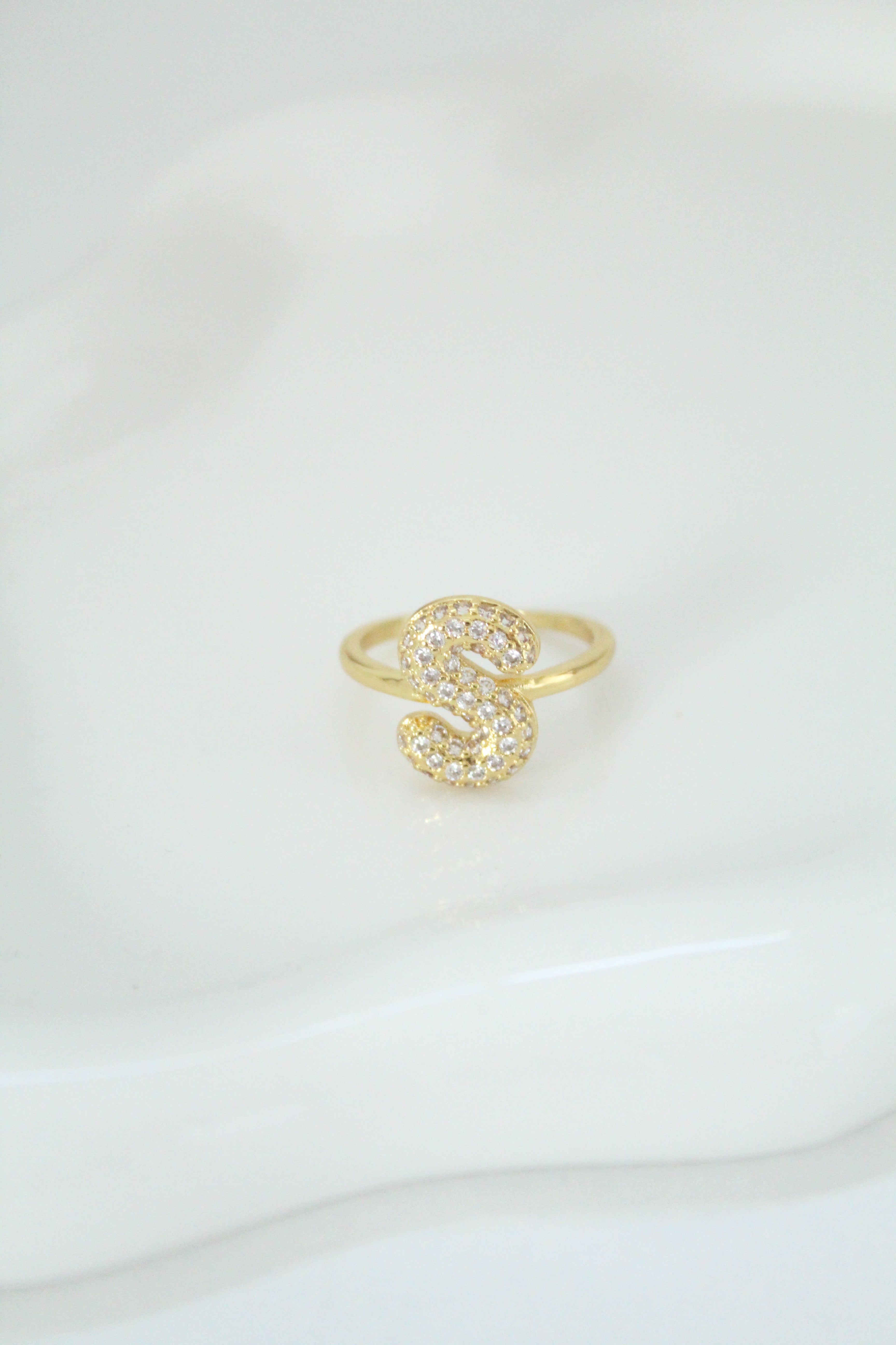 Anillo de letra (con zirconias)