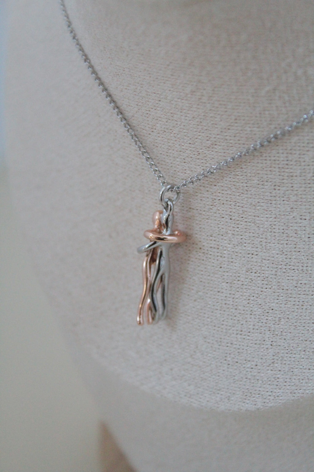 Abrazo eterno necklace