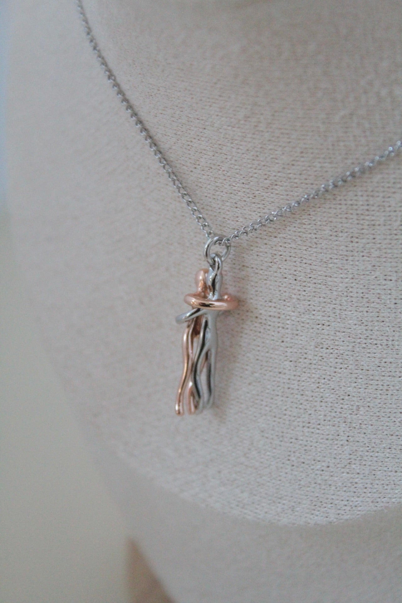 Abrazo eterno necklace