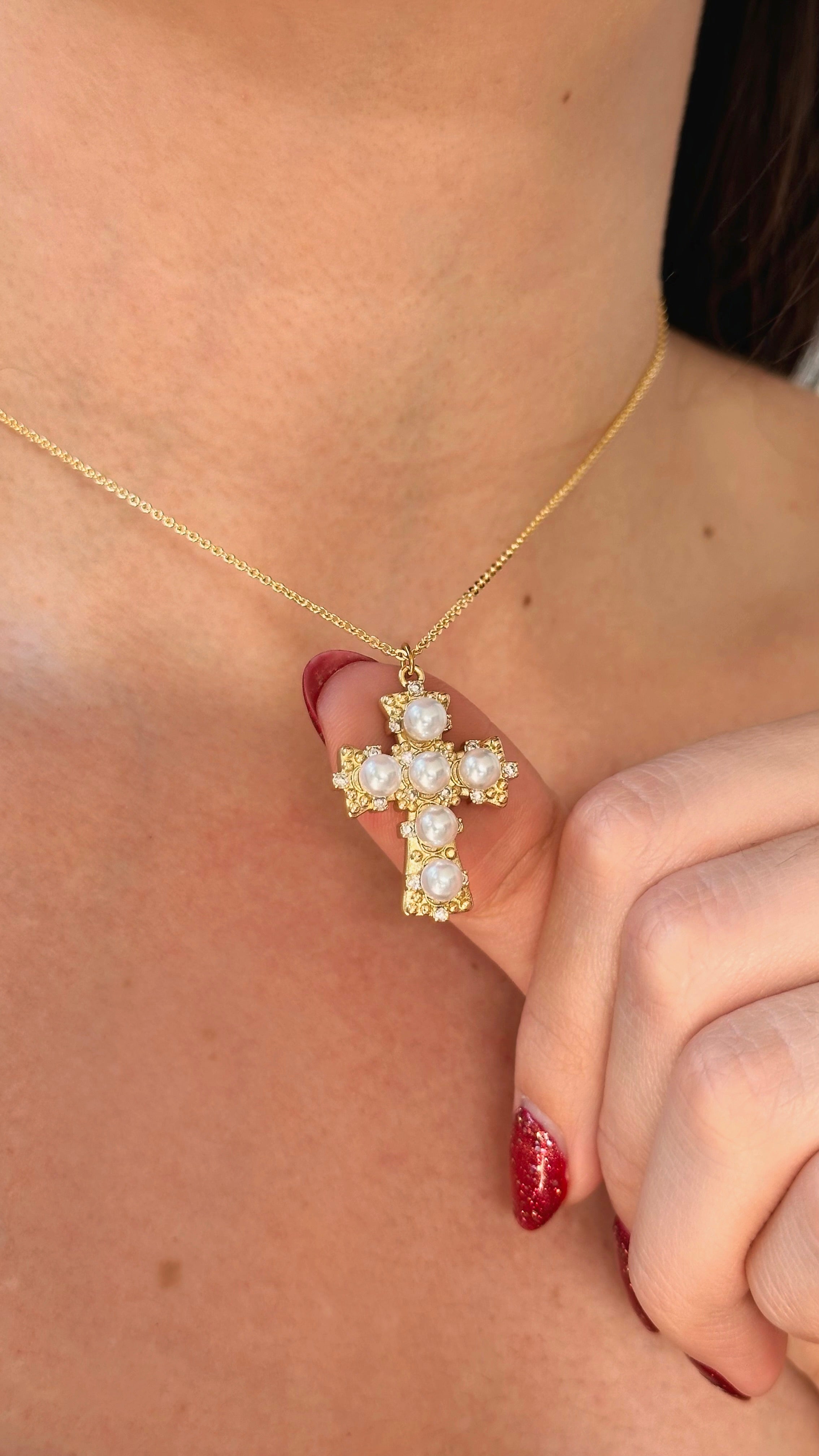 Cadenita de cruz con perlas