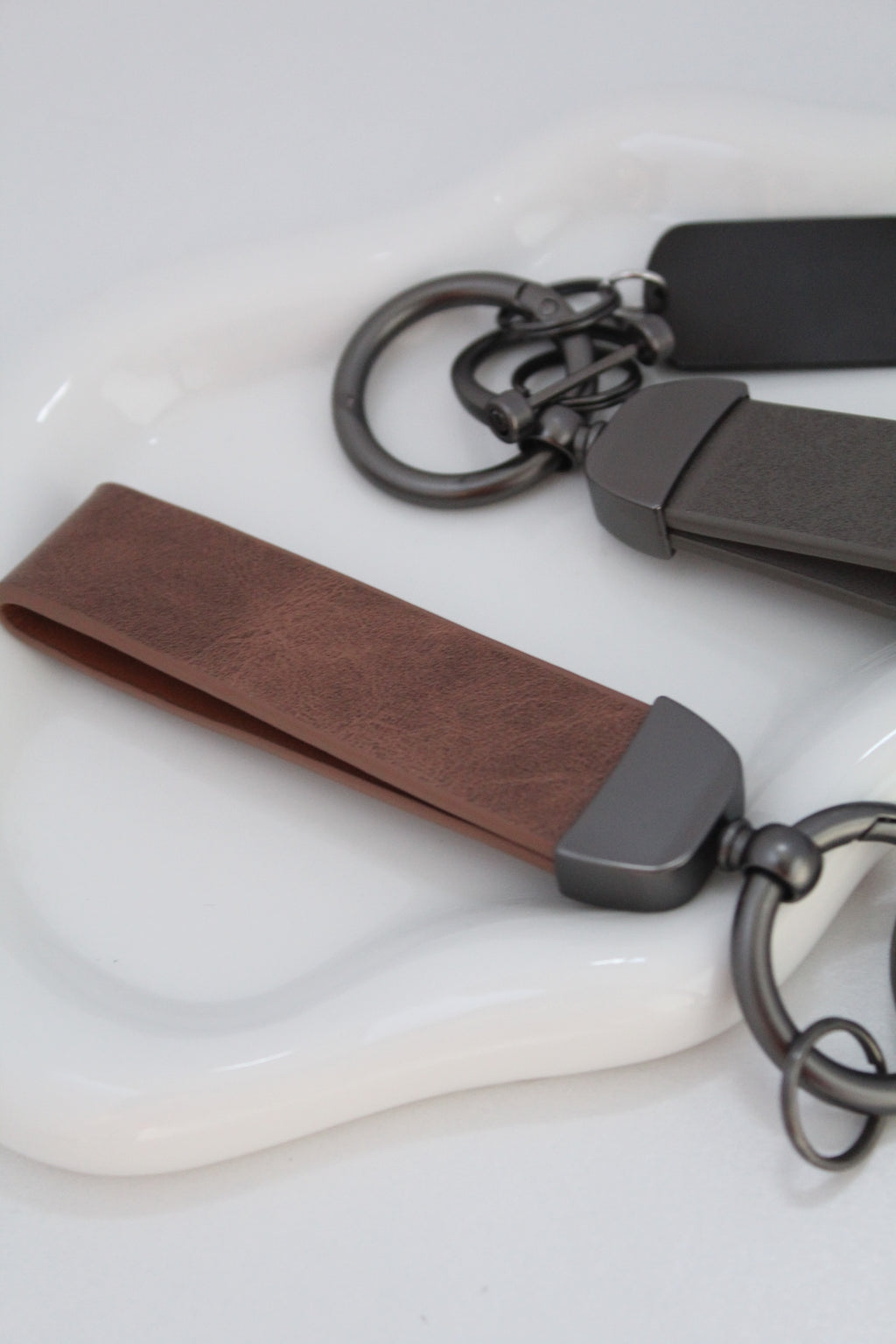 Llavero de cuero con placa negra