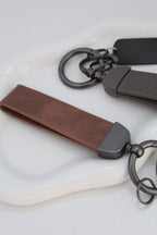 Llavero de cuero con placa negra