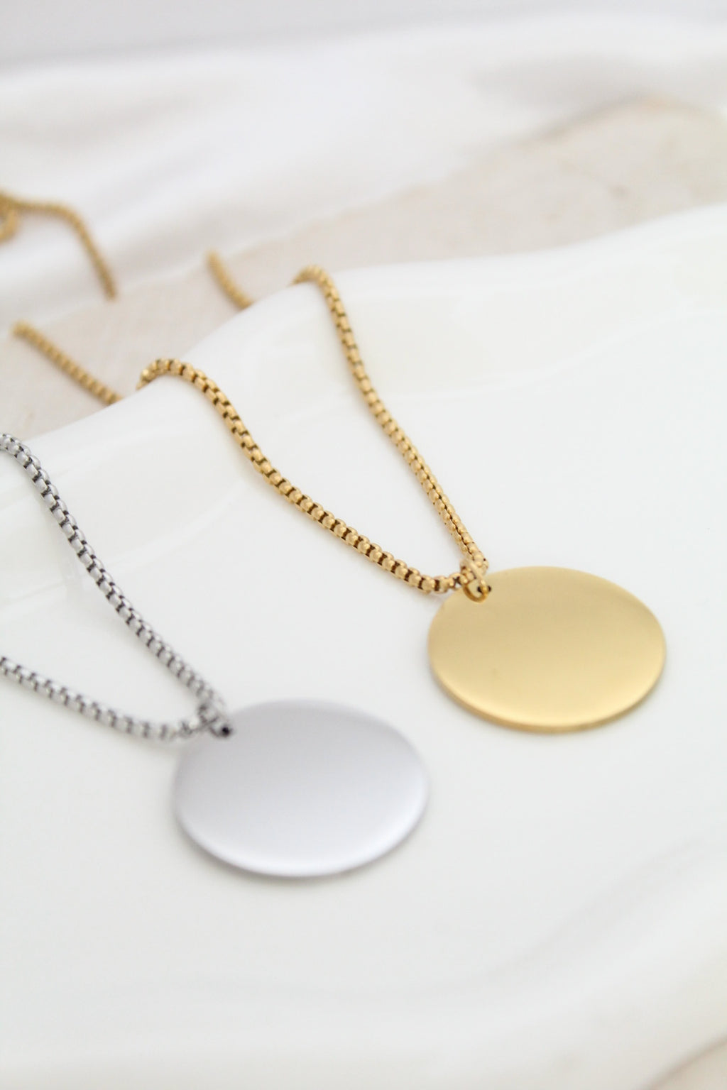 Collar con dije circular grabado