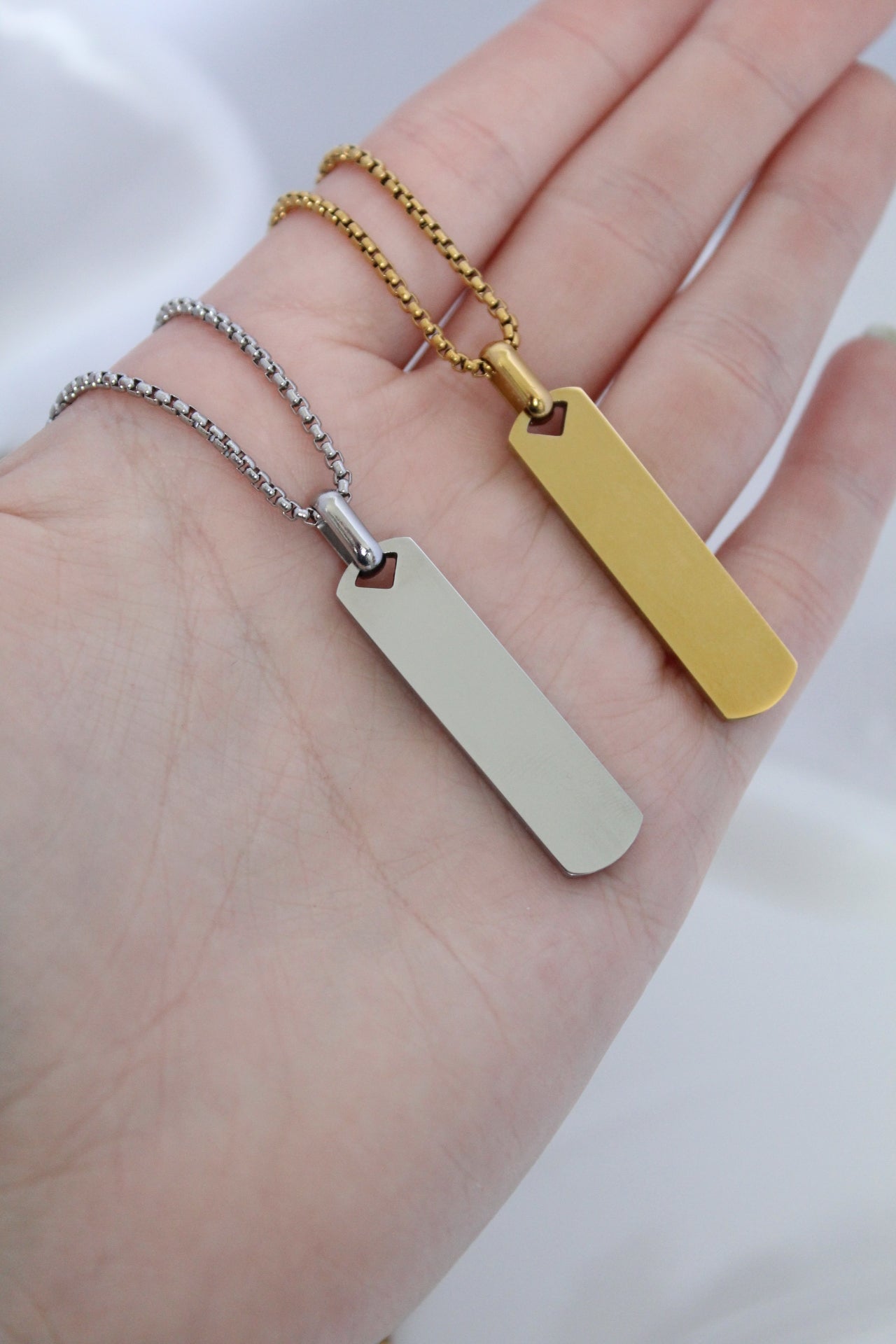 Cadena con grabado de mirada