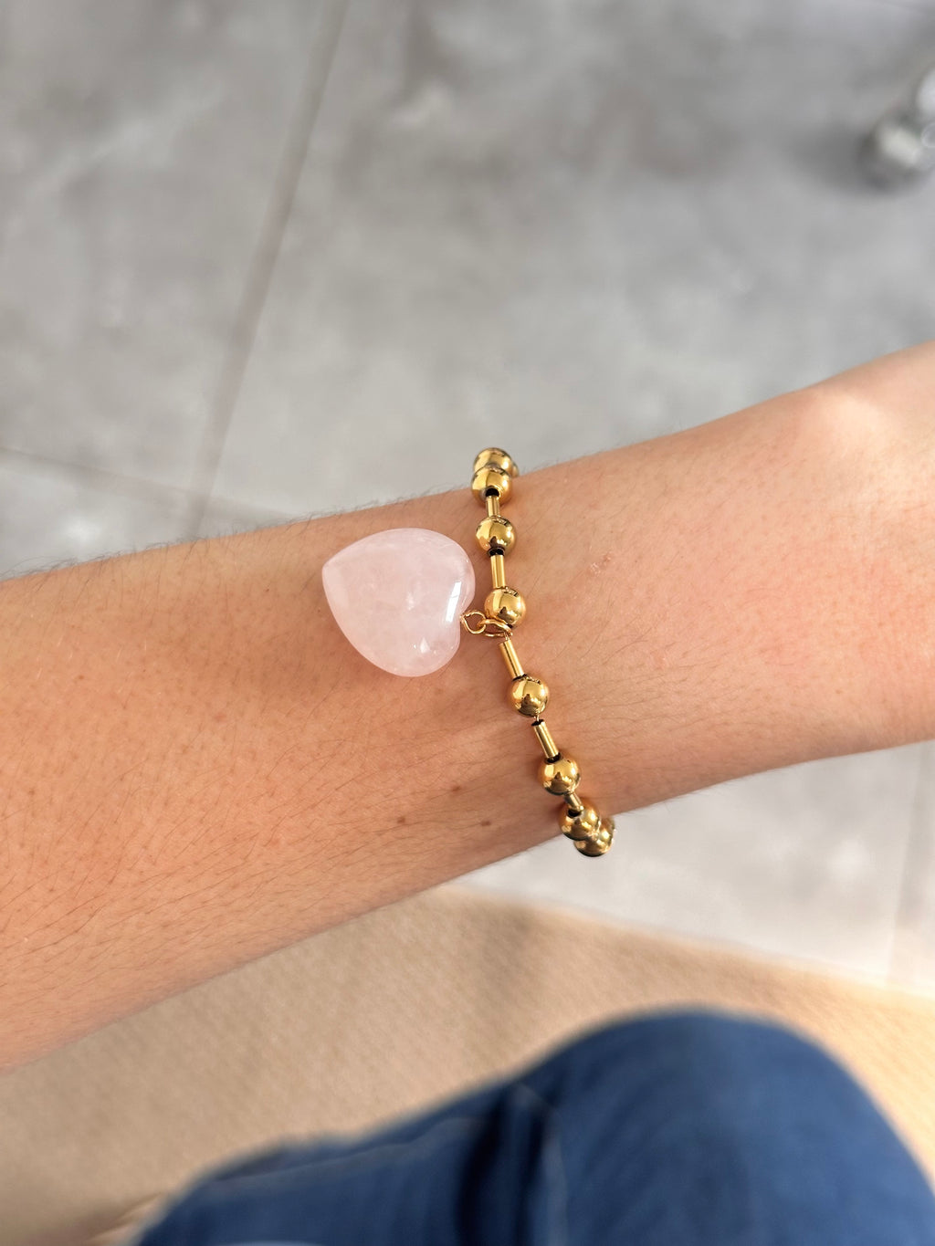 Pulsera con corazon rosa.