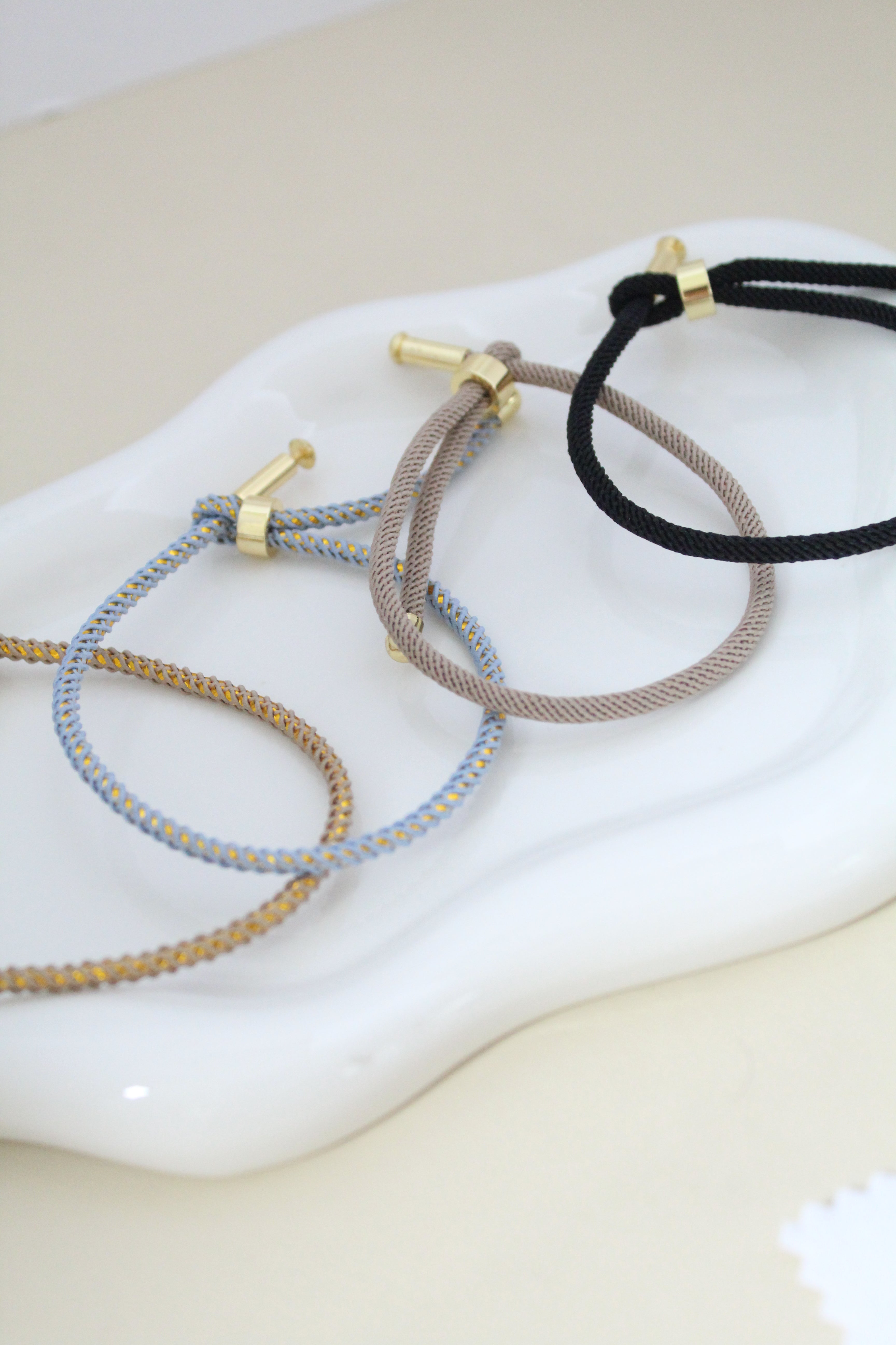 Pulsera de cordón ajustable con dije de ❤️ grabado