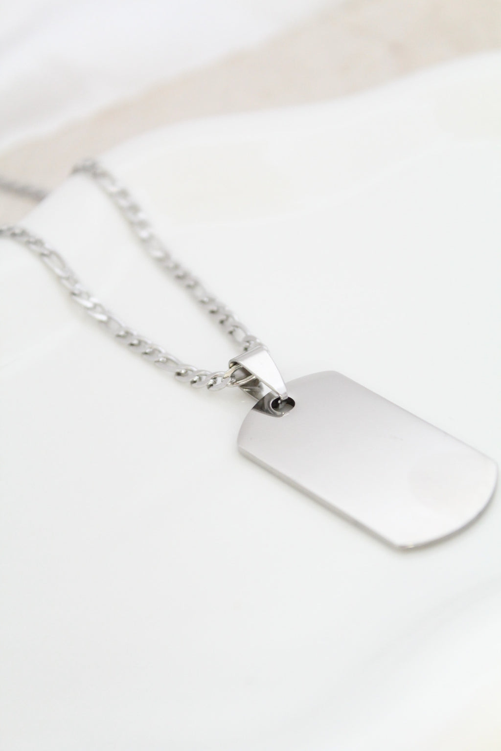 Collar de placa militar con grabado