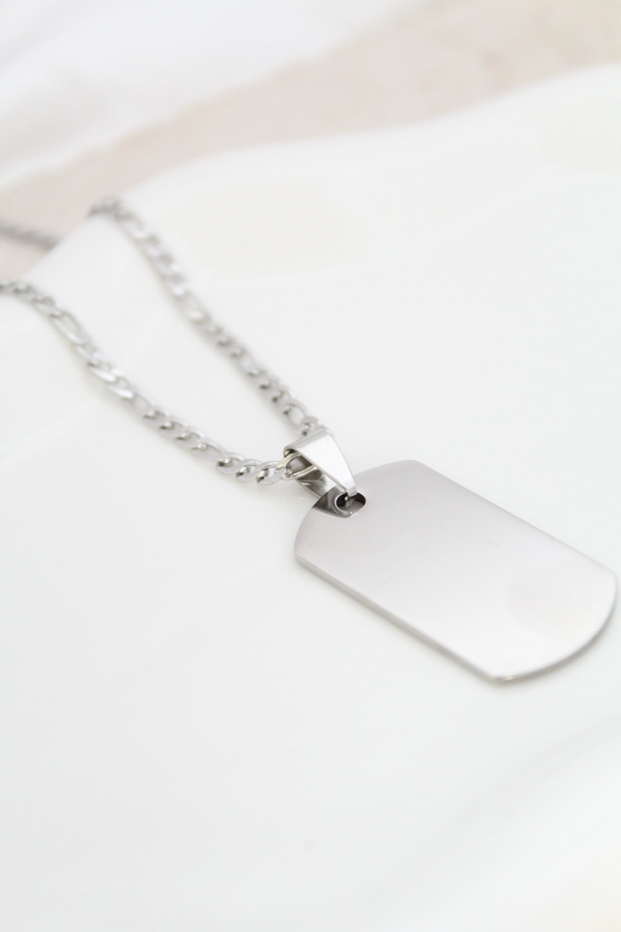 Collar de placa militar con grabado