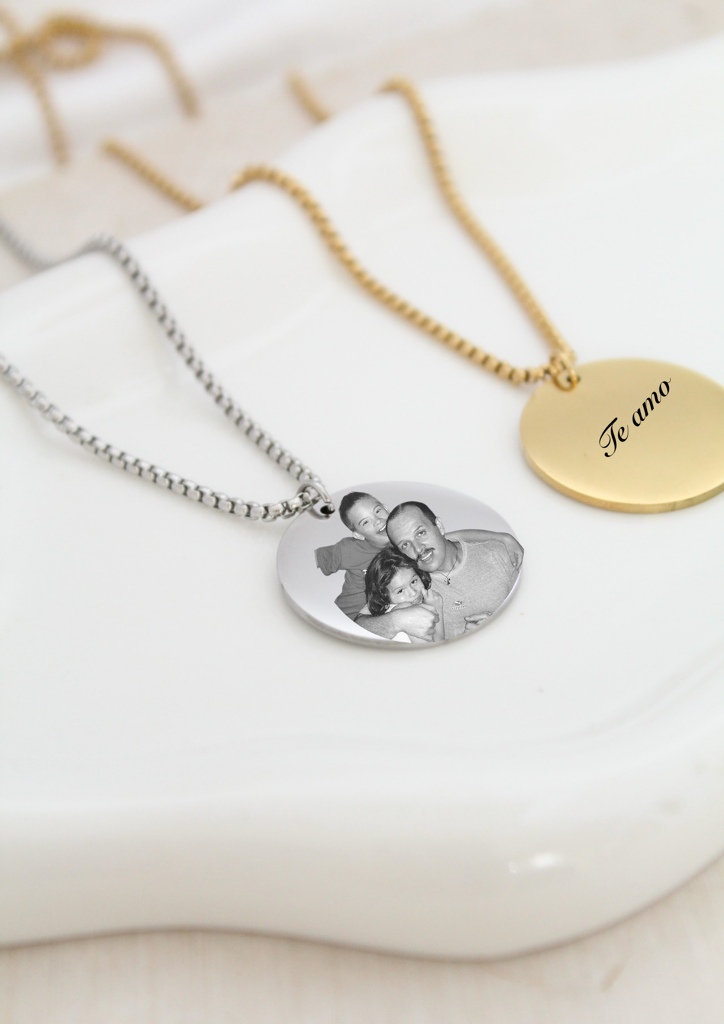 Collar con dije circular grabado