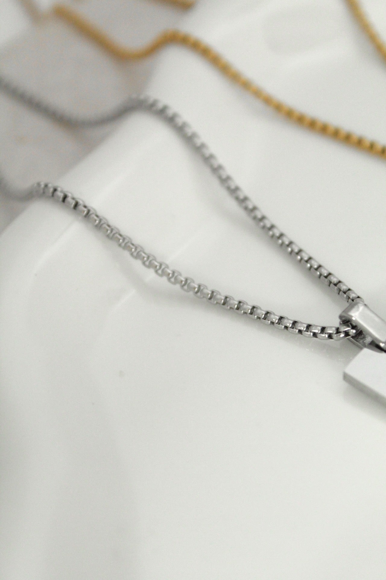 Collar retrato con grabado