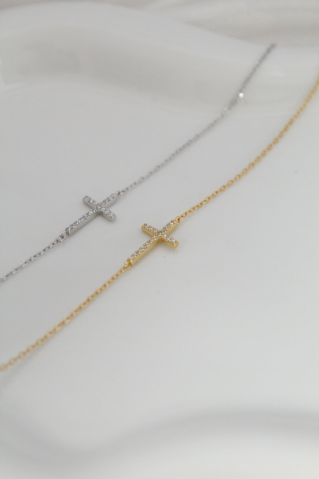 Pulsera minimalista de cruz (Plata 925)