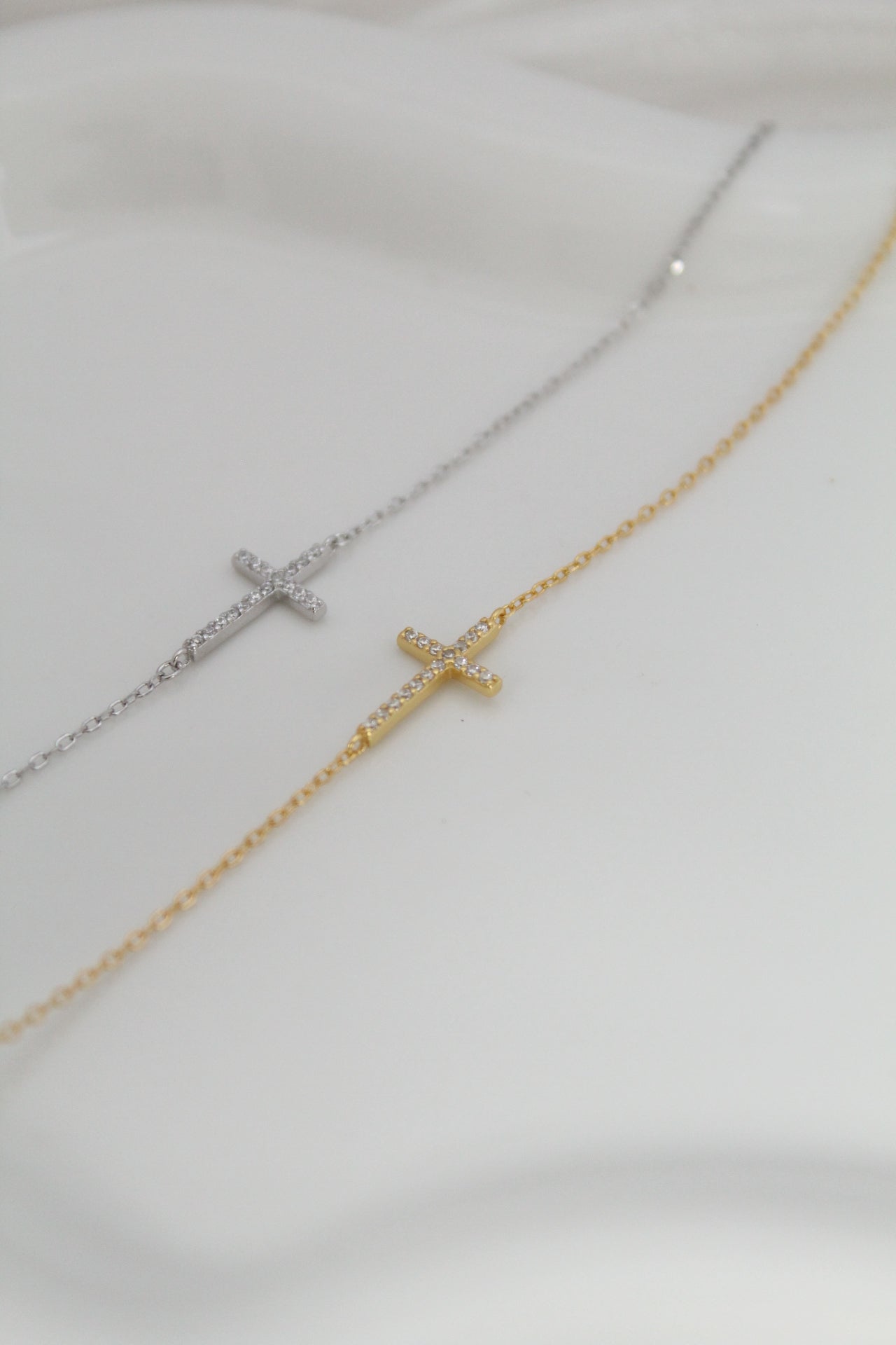 Pulsera minimalista de cruz (Plata 925)