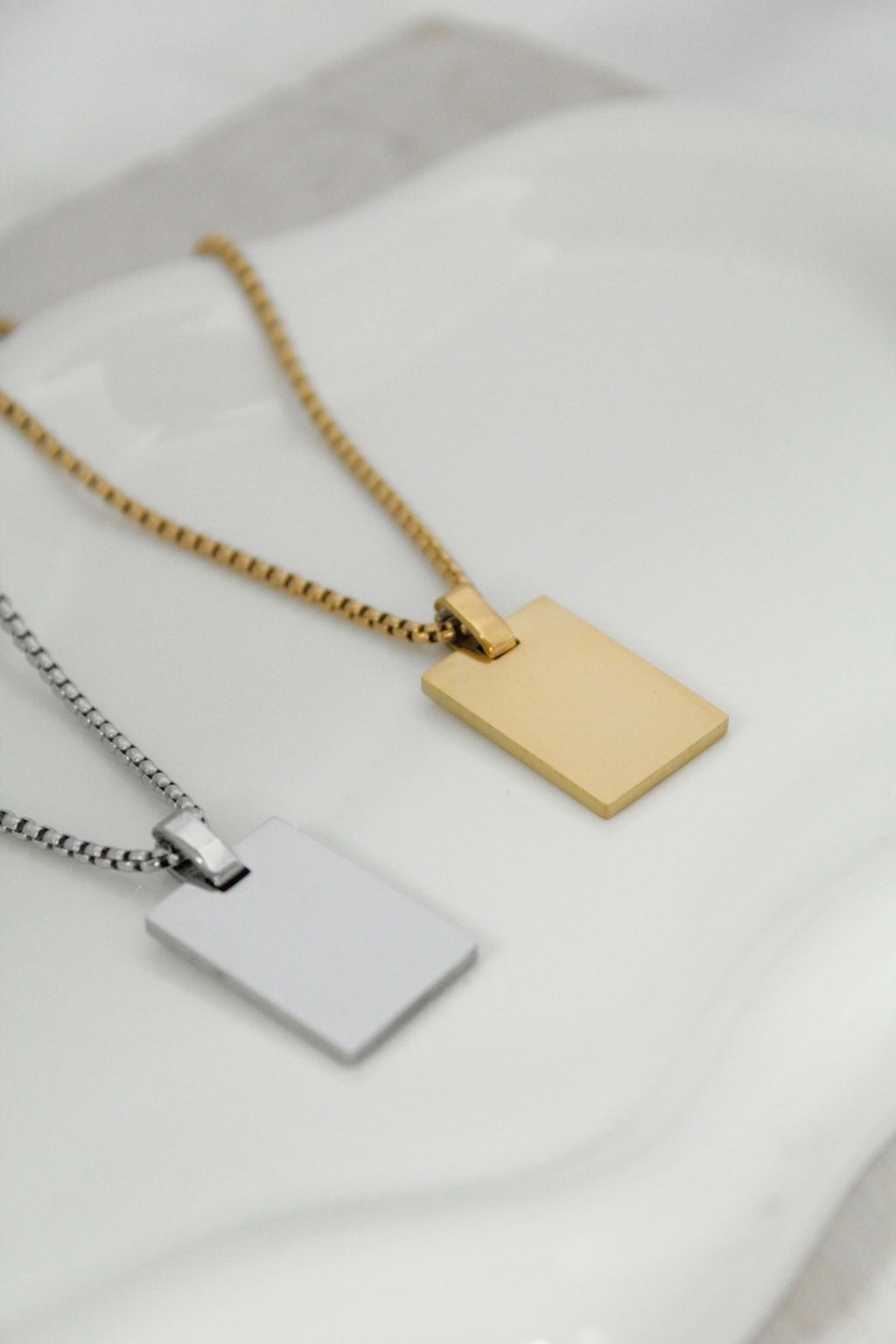 Collar retrato con grabado