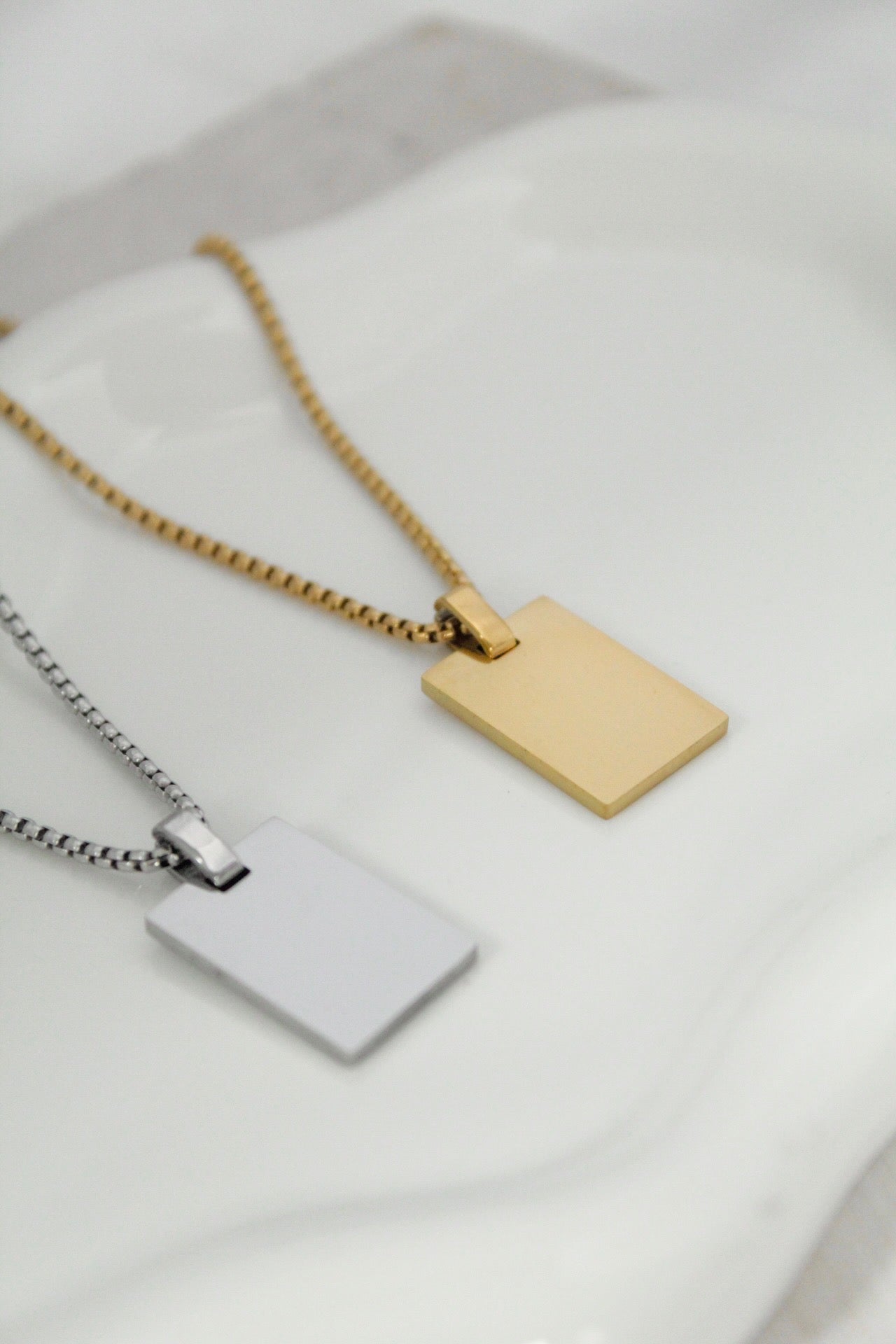 Collar retrato con grabado