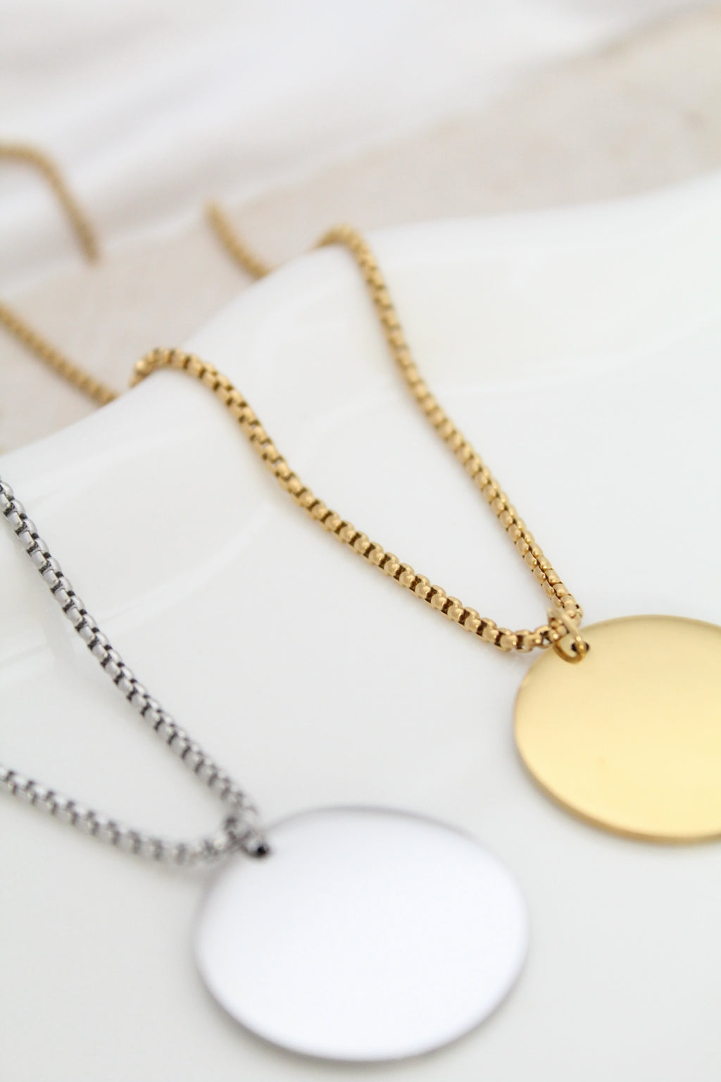 Collar con dije circular grabado