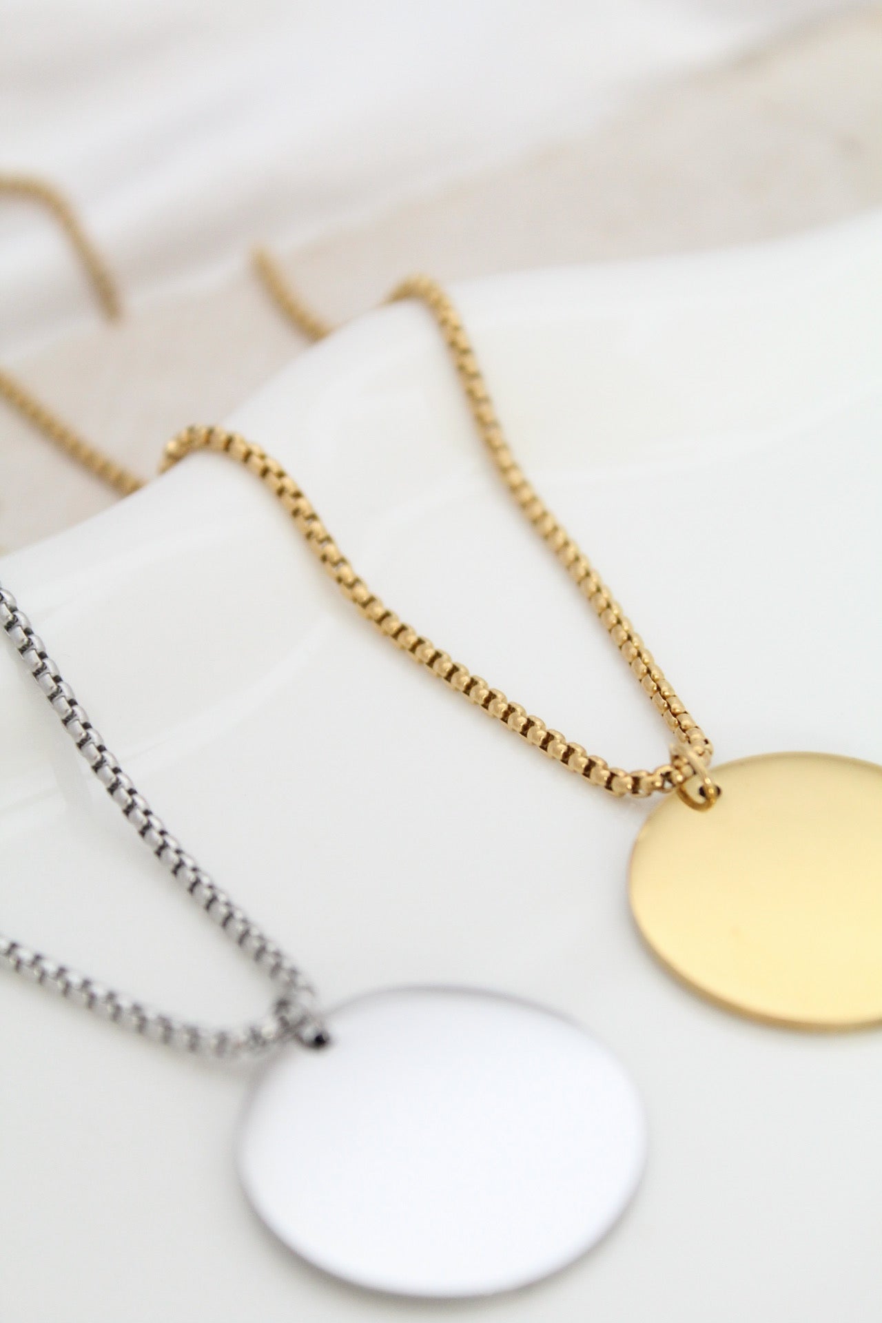 Collar con dije circular grabado