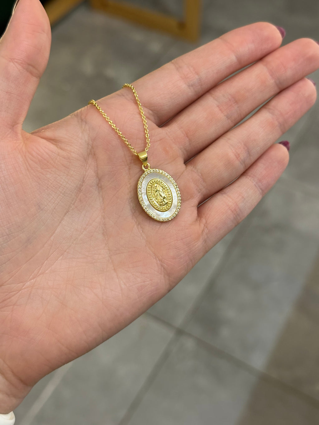 Cadenita de virgen con zirconias