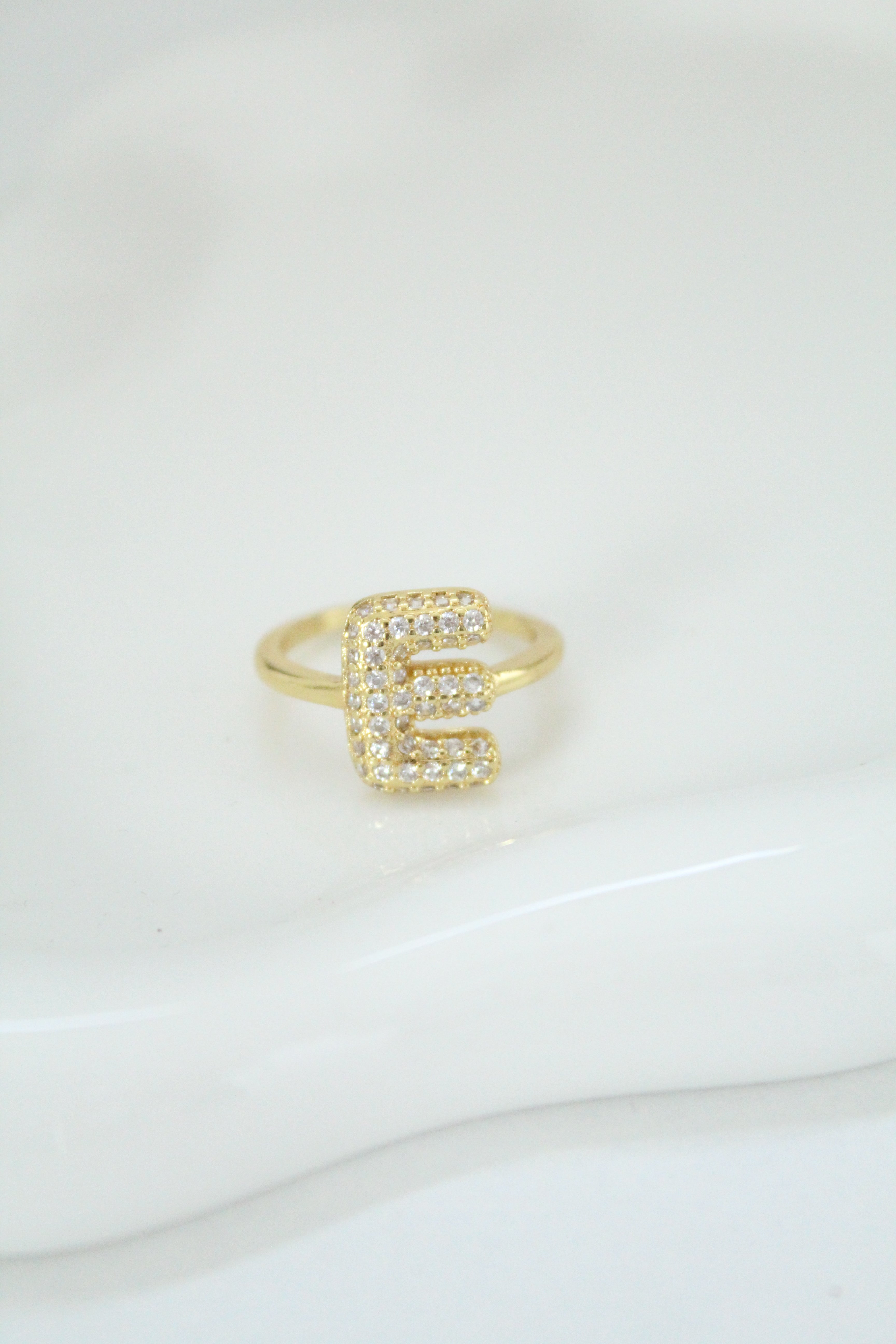 Anillo de letra (con zirconias)