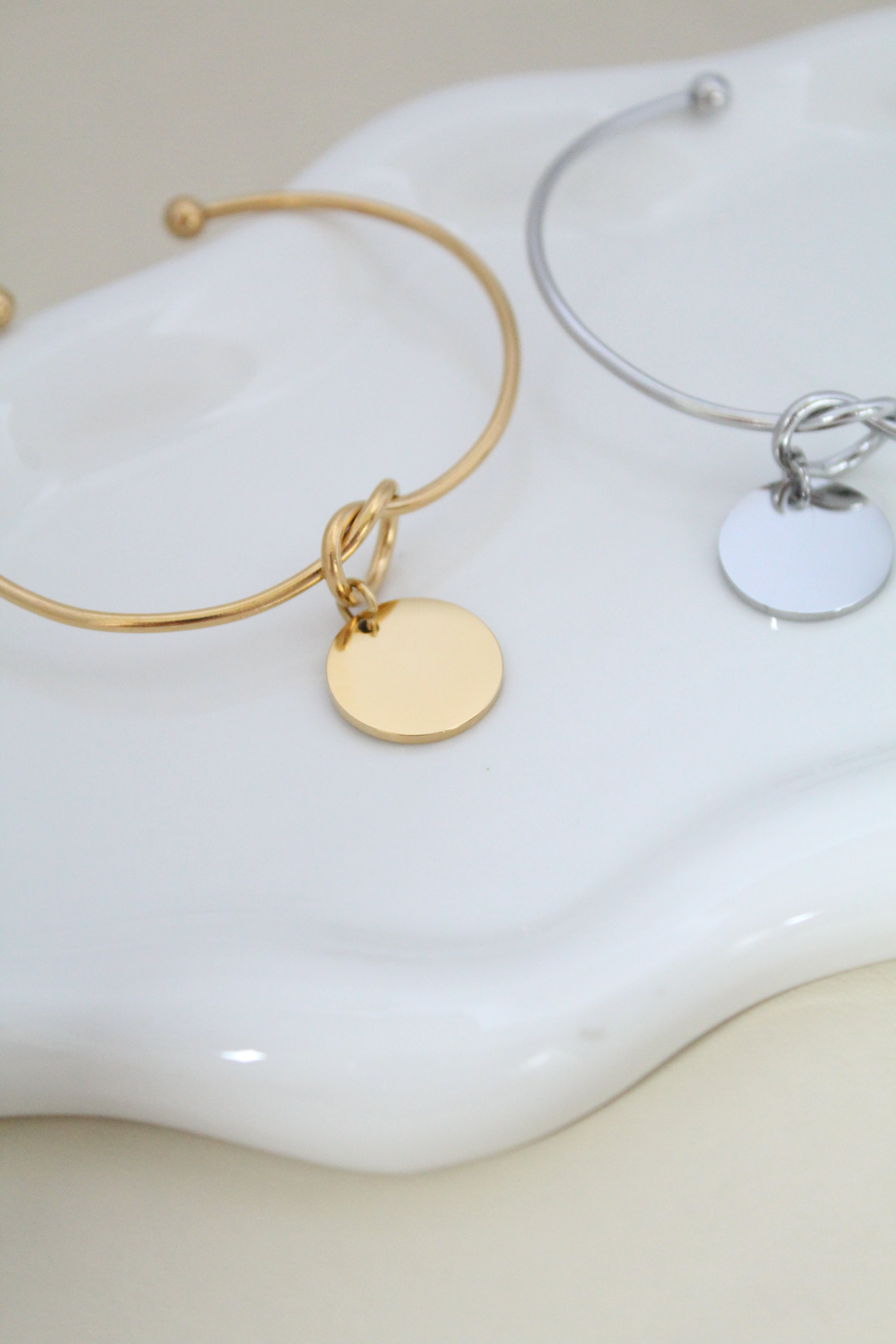 Brazalete de corazón con dije redondo