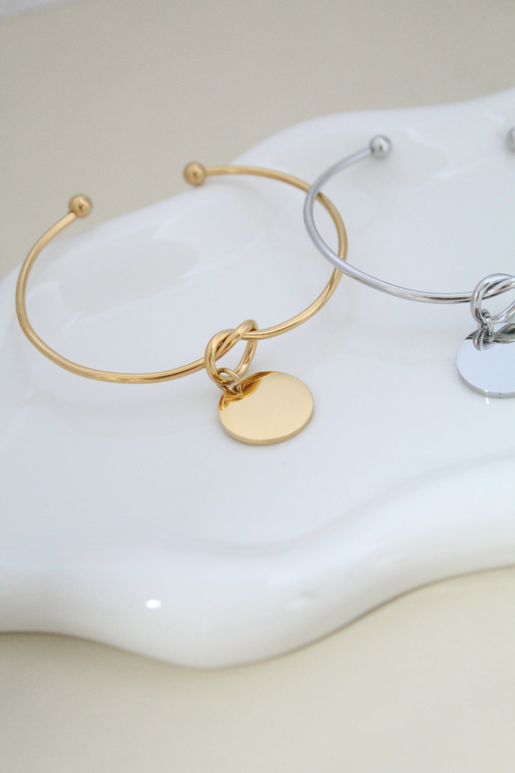 Brazalete de corazón con dije redondo