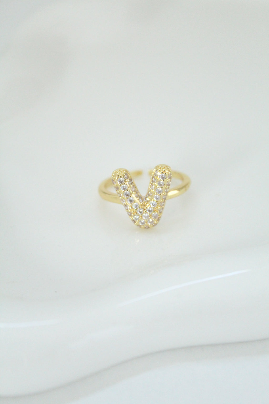 Anillo de letra (con zirconias)