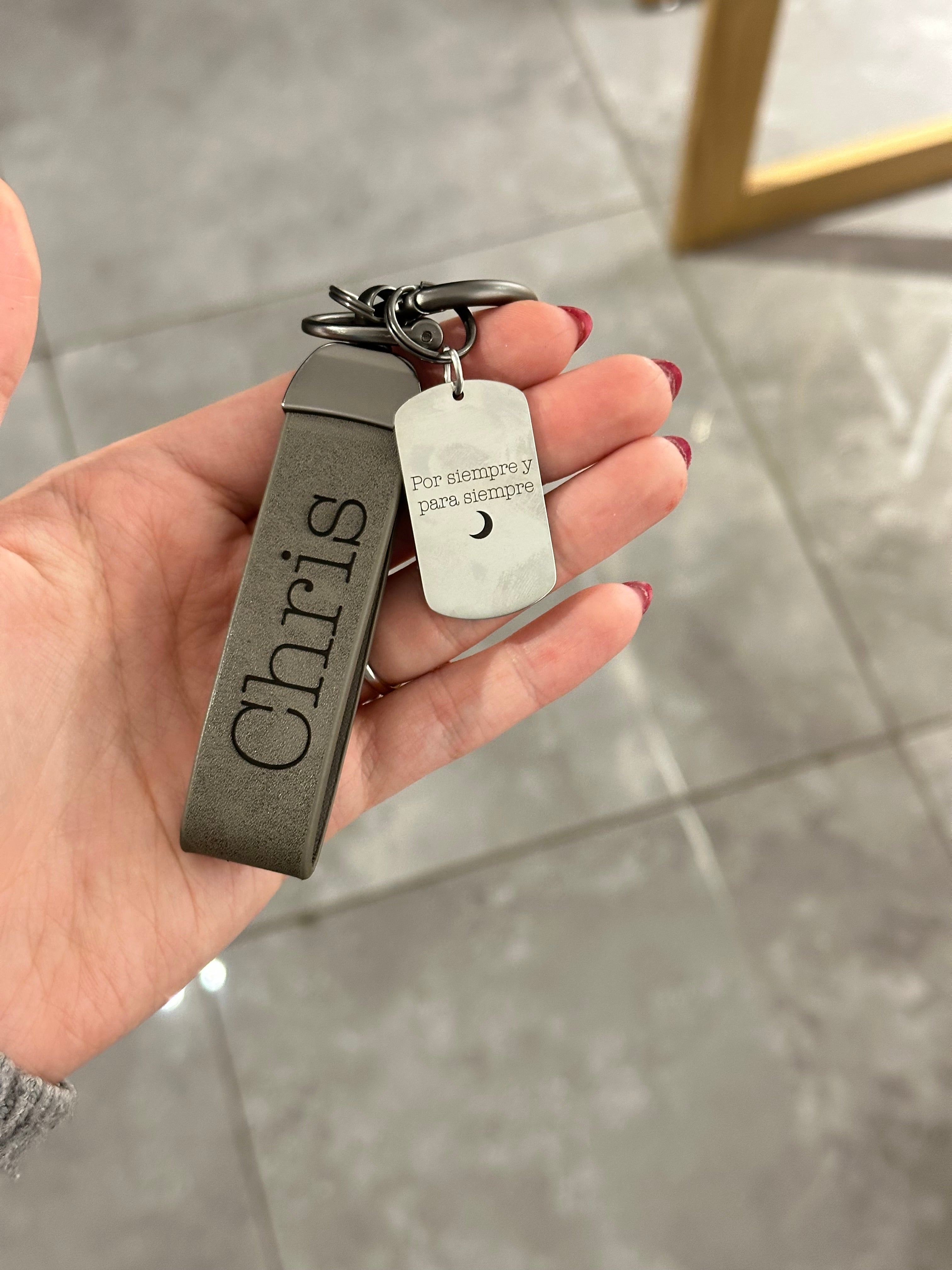 Llavero de cuero con placa plateada