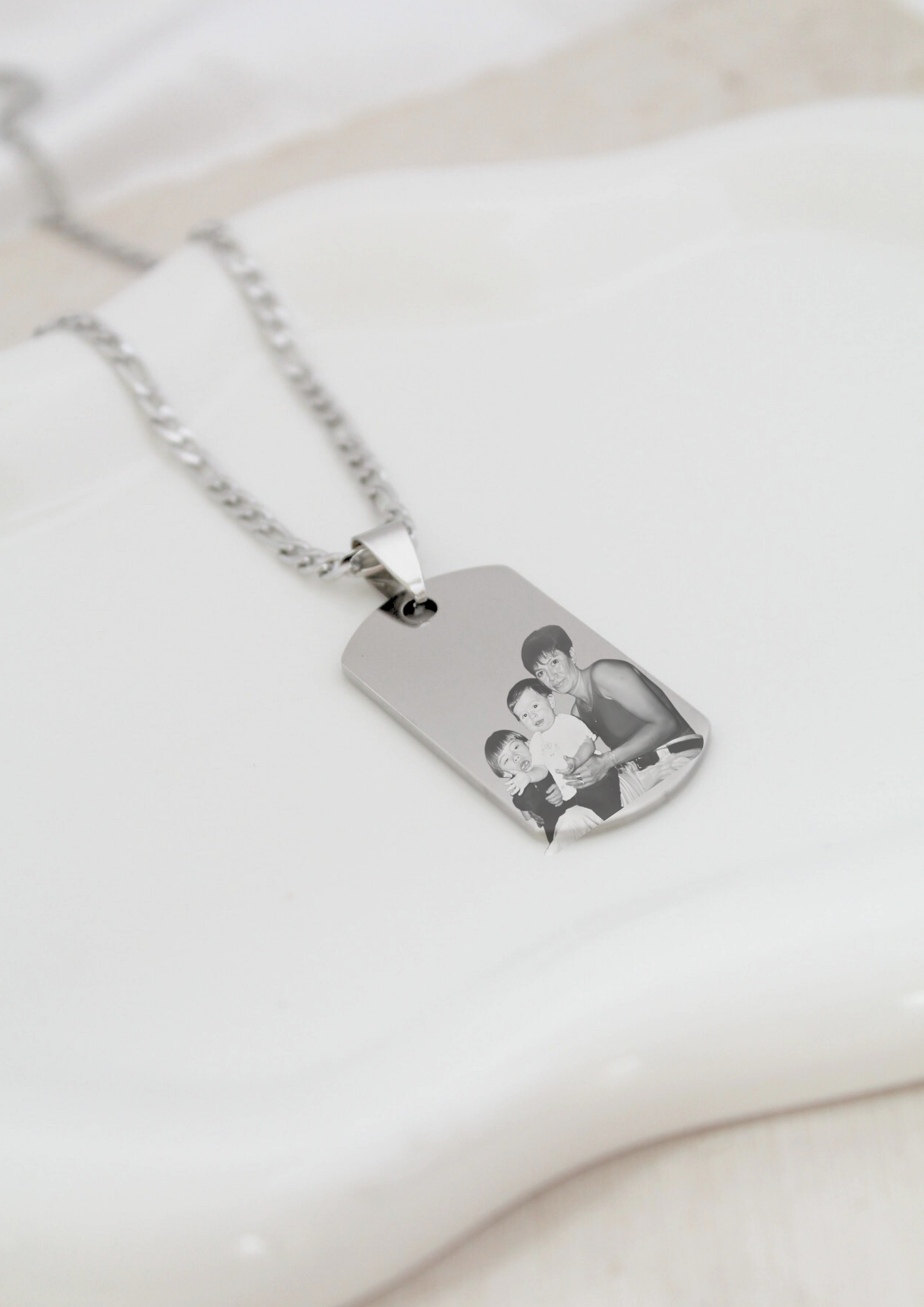 Collar de placa militar con grabado