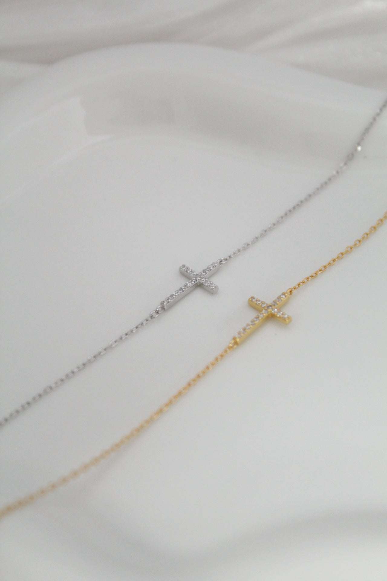 Pulsera minimalista de cruz (Plata 925)