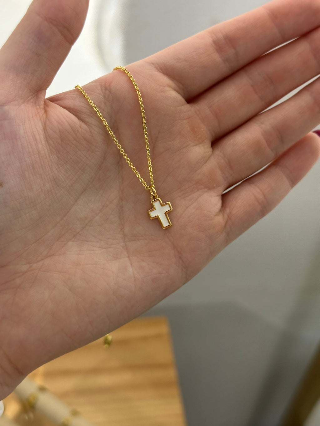 Cadenita de cruz blanca