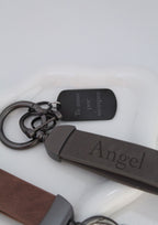 Llavero de cuero con placa negra