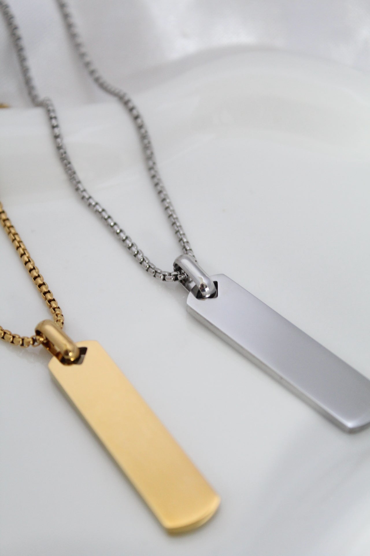 Cadena con grabado de mirada