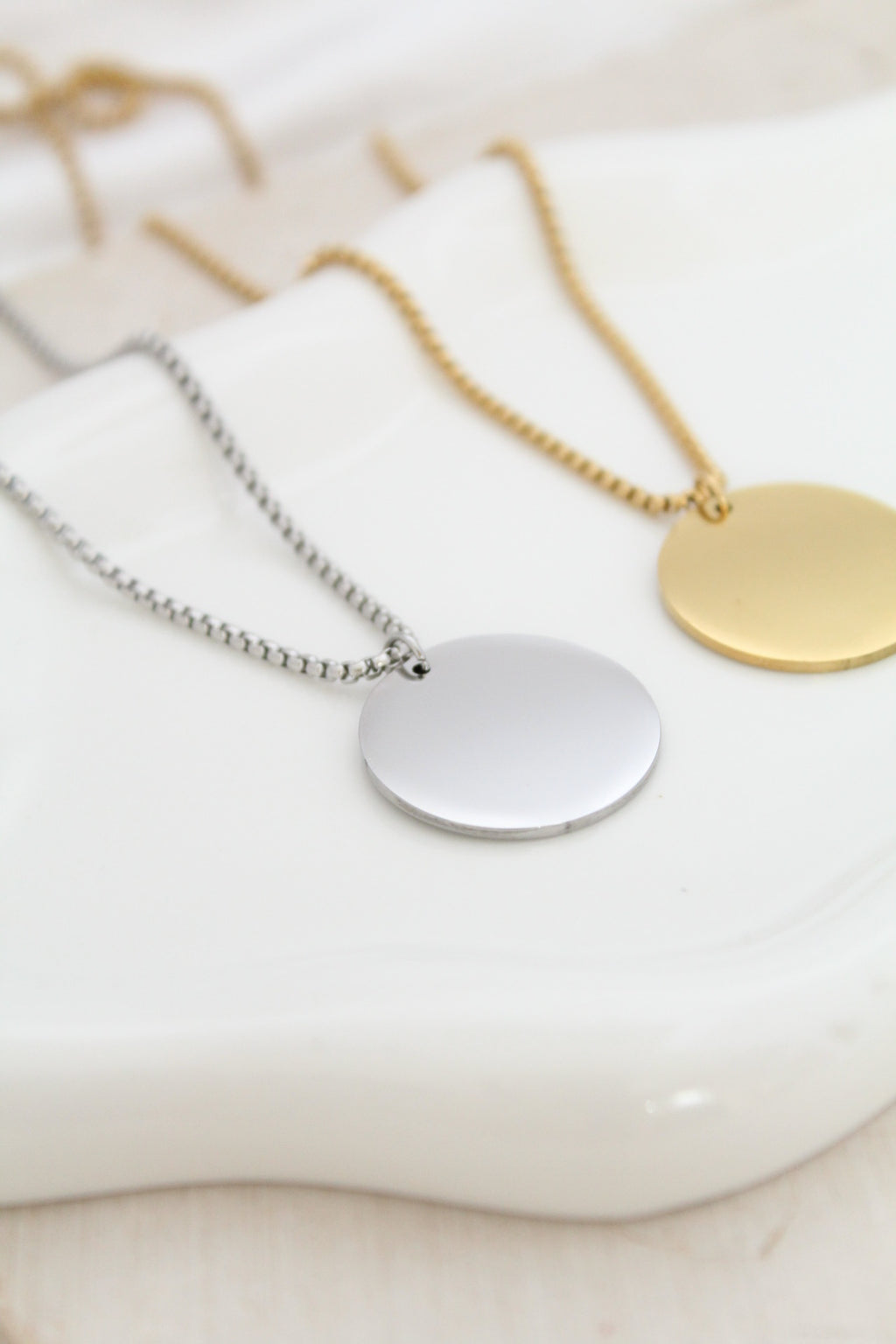 Collar con dije circular grabado