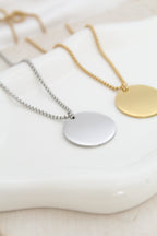 Collar con dije circular grabado