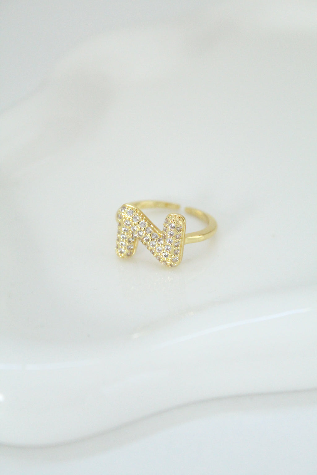 Anillo de letra (con zirconias)