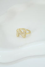 Anillo de letra (con zirconias)