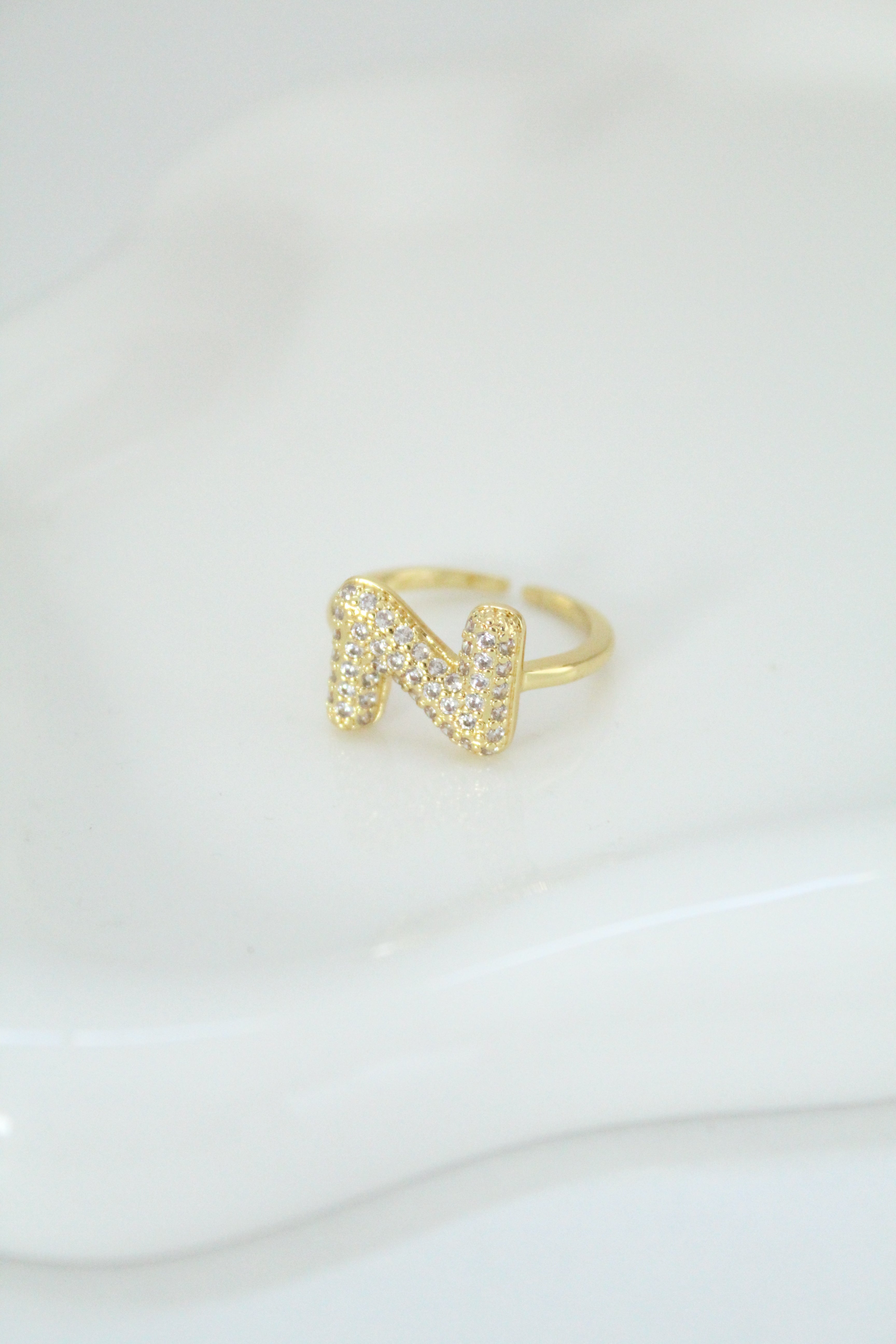 Anillo de letra (con zirconias)