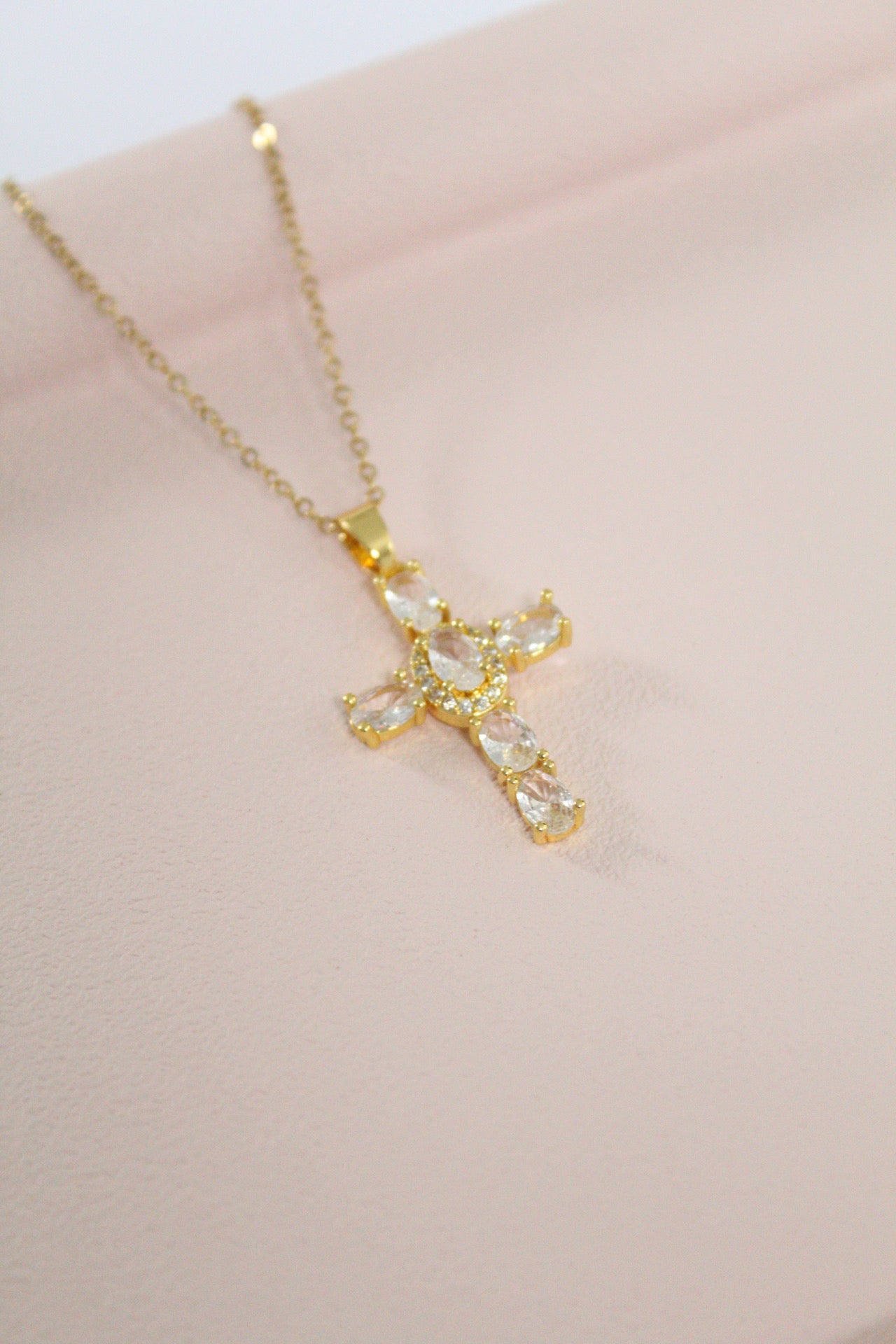 Collar de cruz con zirconias