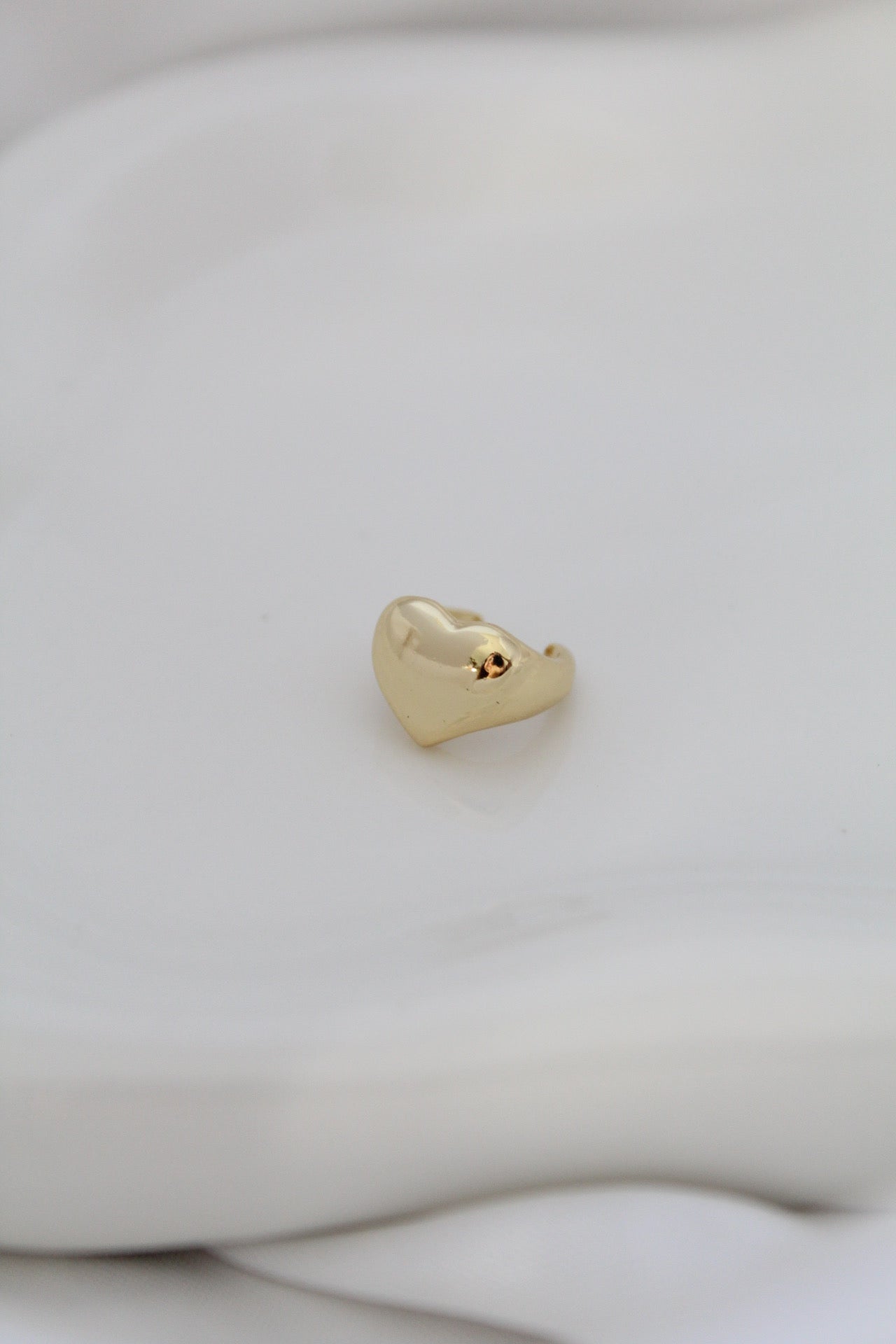 Mini corazoncito ear cuff