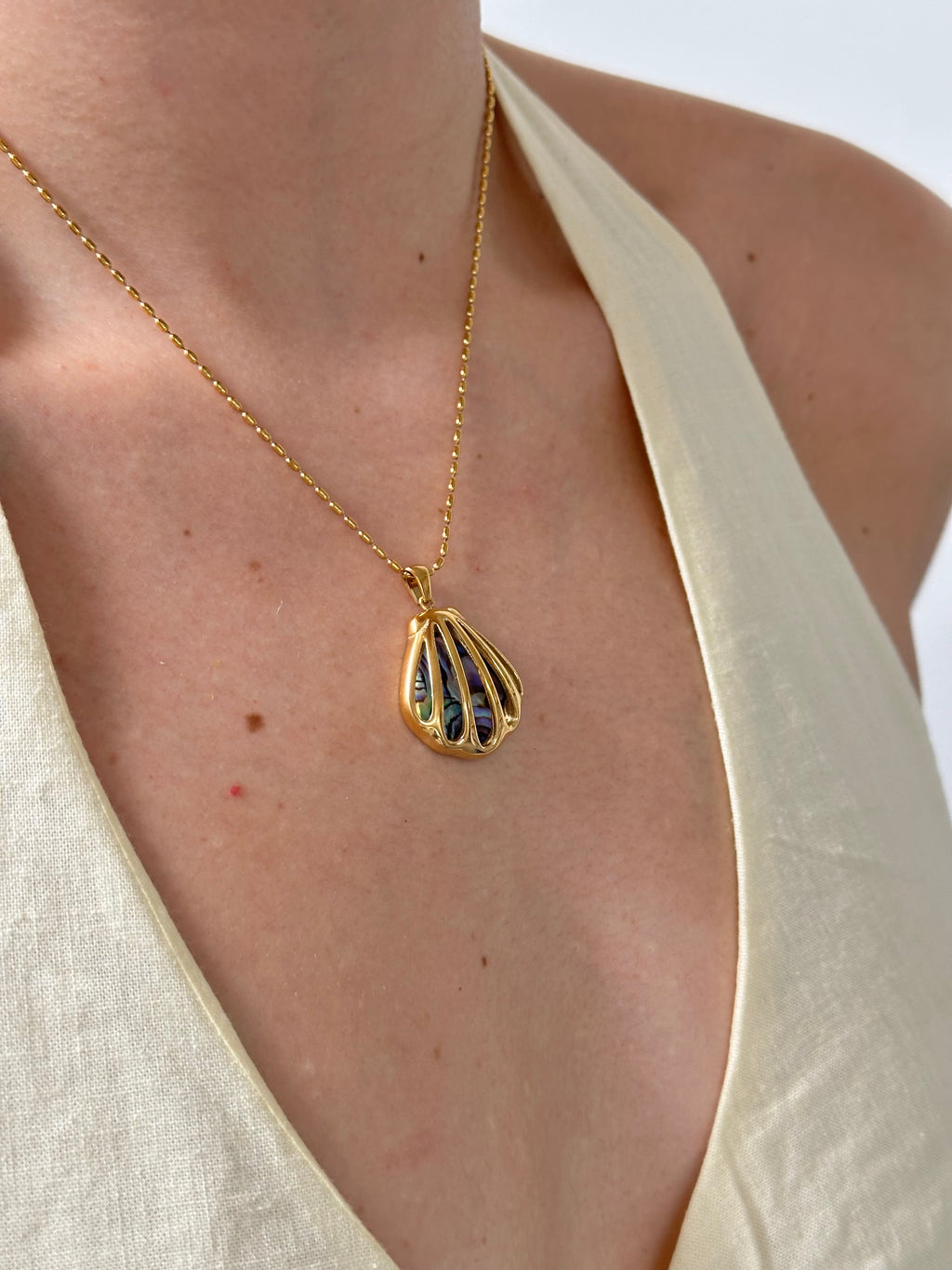 Collar de concha tornasol