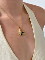 Collar de concha tornasol